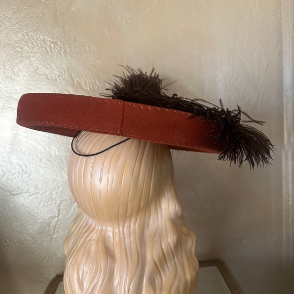 RAVISHING 1940s\' CINNAMON COLOR TILT FELT HAT WITH LARGE BROWN FEATHERS + JEWEL main image 15